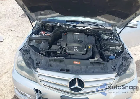 2013 Mercedes-Benz C 250 Sport z USA, uszkodzony, nr VIN WDDGF4HB6DR262428